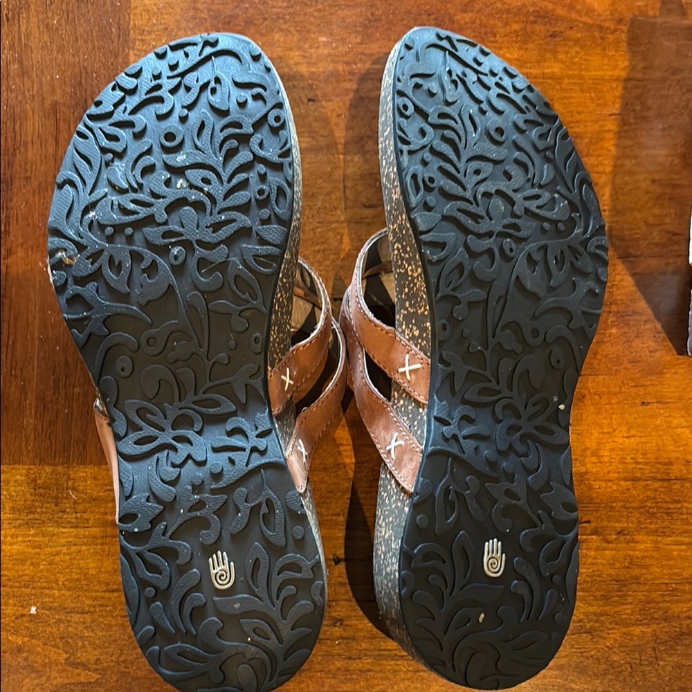 Teva Women's Brown Sandals NWT - Picture 2 of 8
